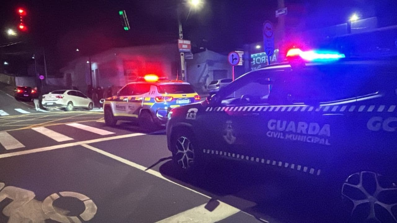 Motorista embriagada fura sinal e colide com carro em Ponta Grossa
