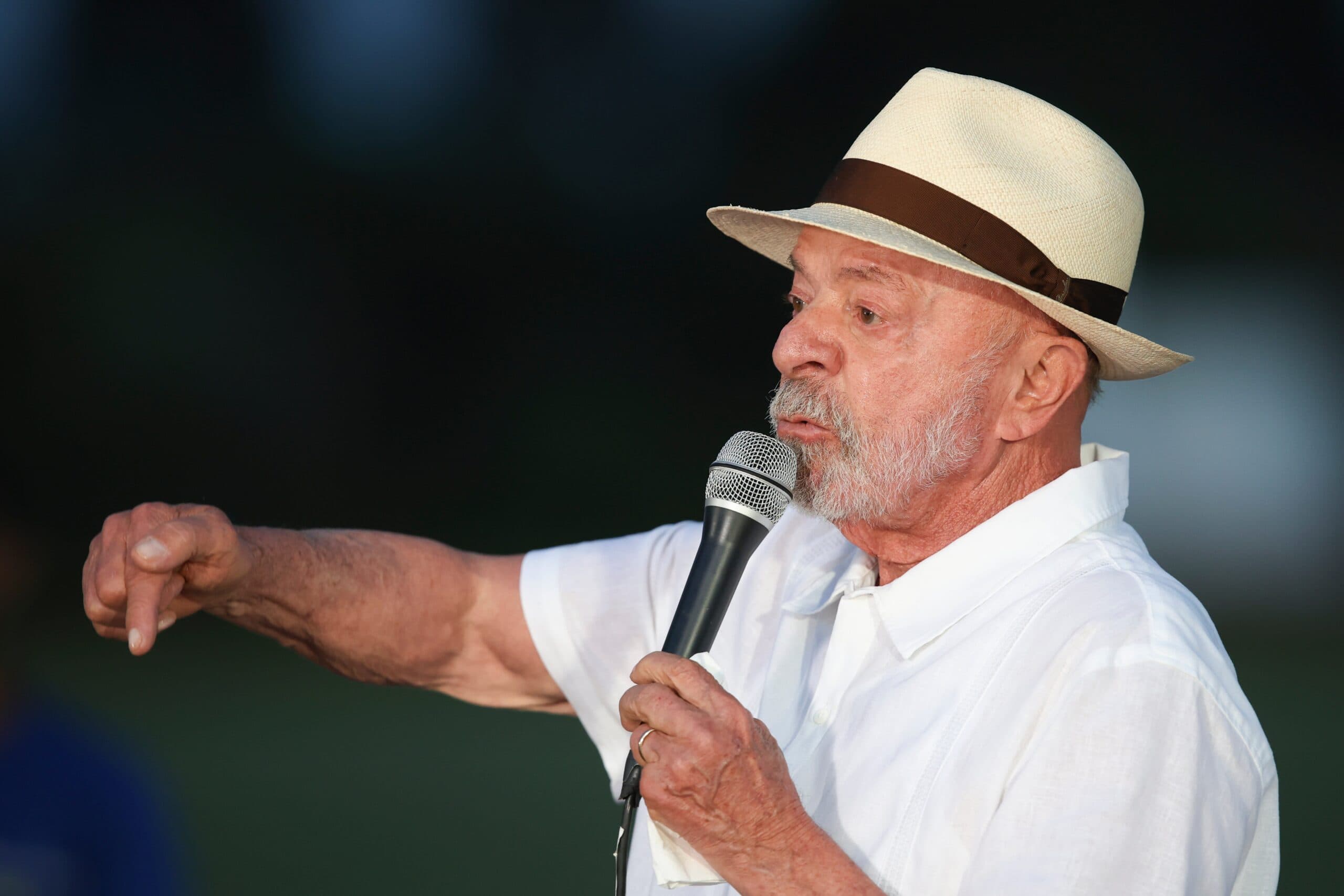 Lula ignora carta de Flávio e posta sobre servidor