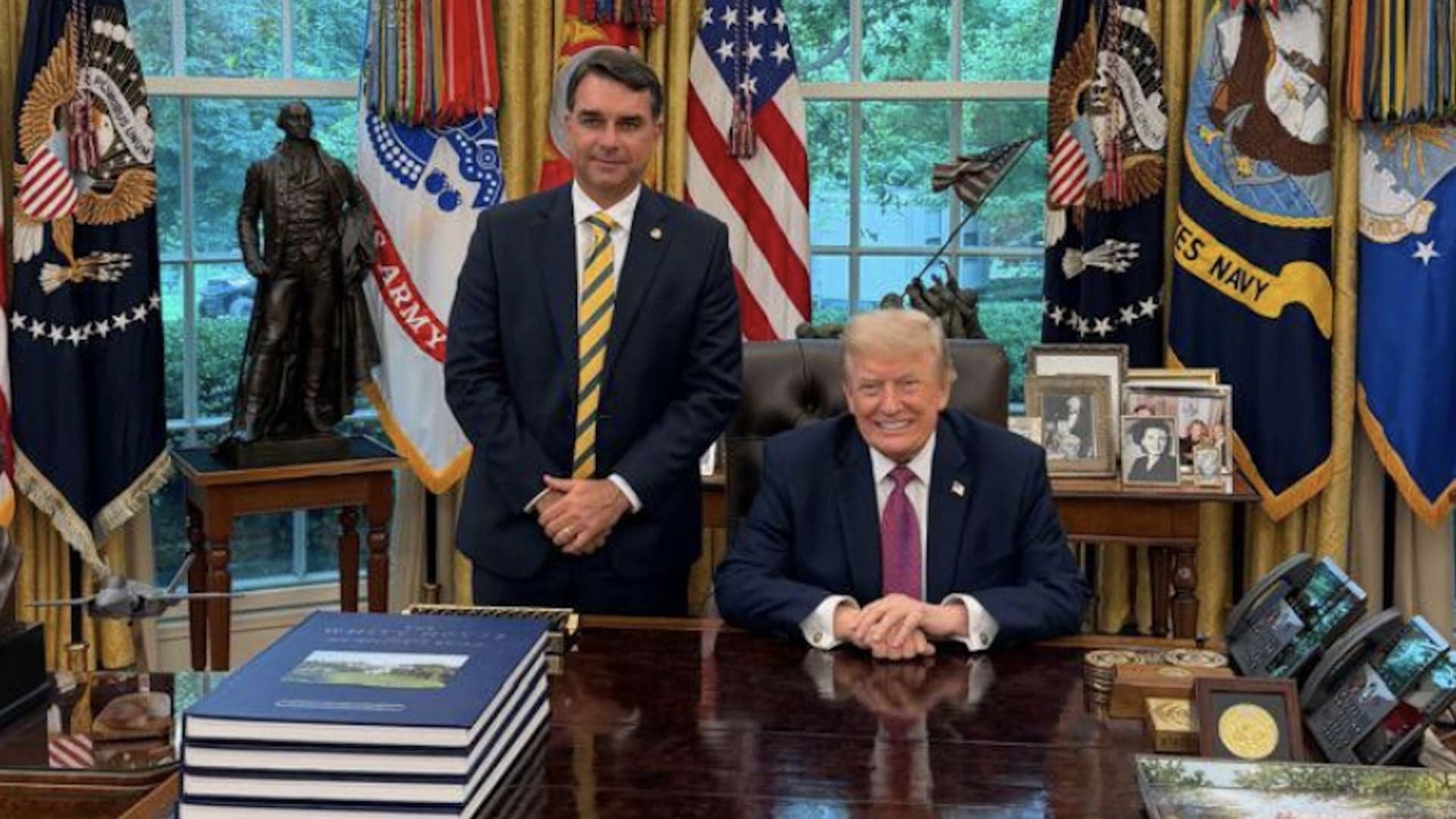 Democratas questionam papel de Trump em fuga de Flávio
