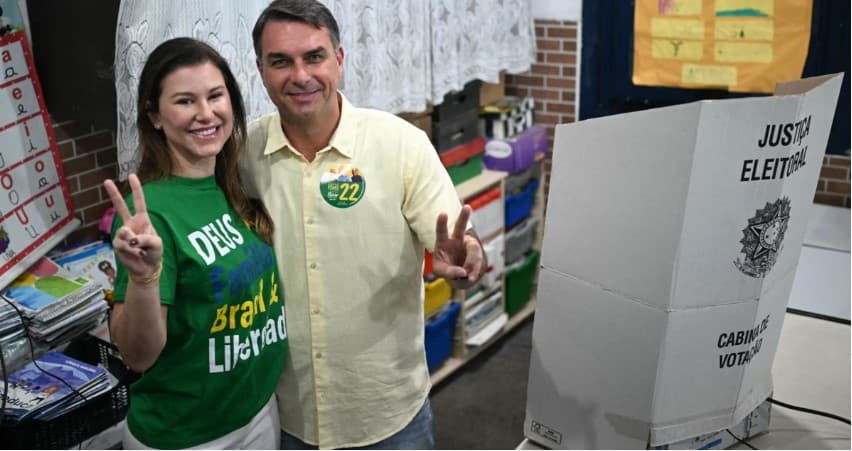 Flávio Bolsonaro vota no Rio e afirma: “Estou preparado”