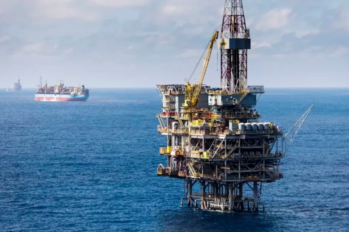 Petróleo sobe 4,8% com rumores de novos ataques ao Irã