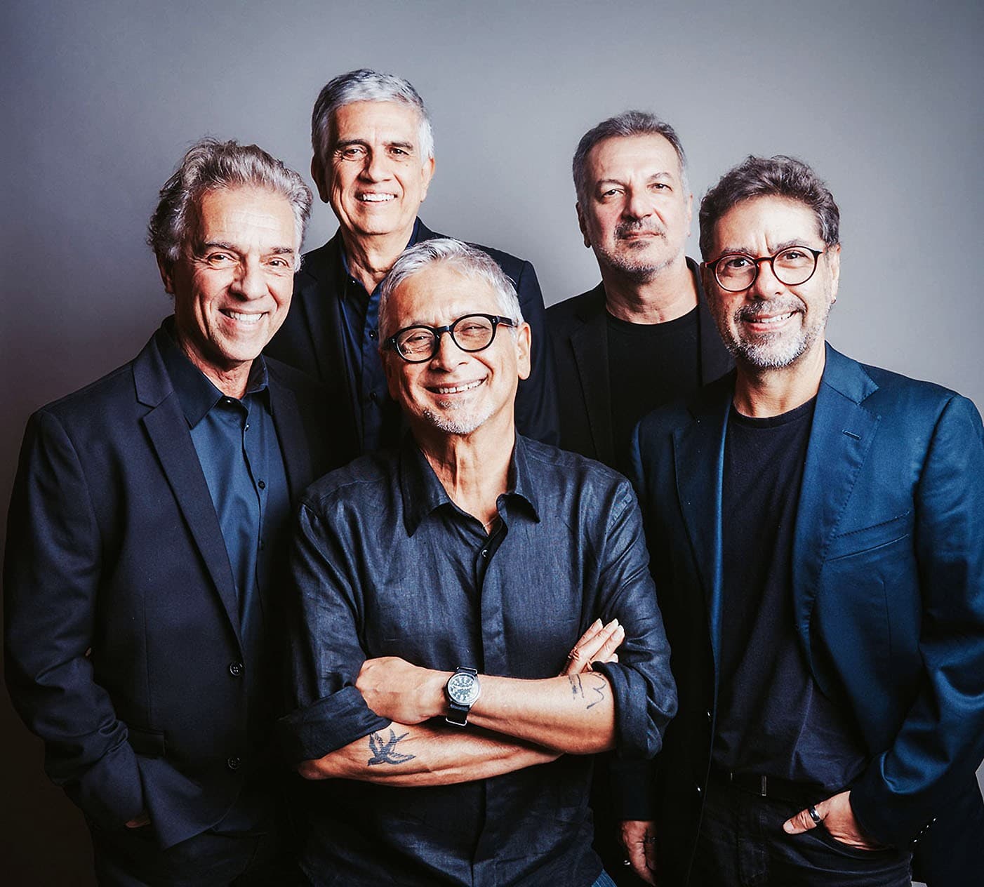 Zé Renato canta parceria de Tom Jobim e Newton Mendonça