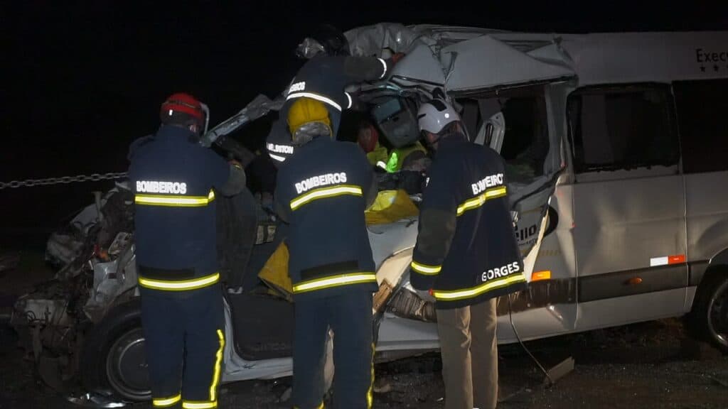 Caminhoneiro dirigiu por 300 metros com van pendurada na traseira do veículo