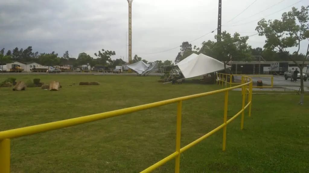 Ventania derruba tendas e interrompe vacinação no Centro de Eventos de PG