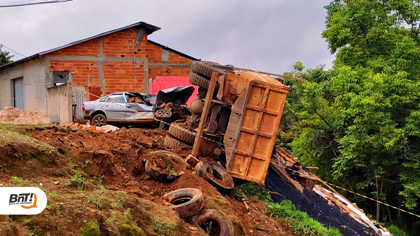 URGENTE: Caminhão sem freio se envolve acidente em bairro de Ponta Grossa