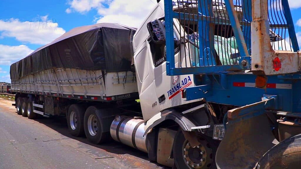 Engavetamento envolve três caminhões e dois carros na br-376 em Ponta Grossa