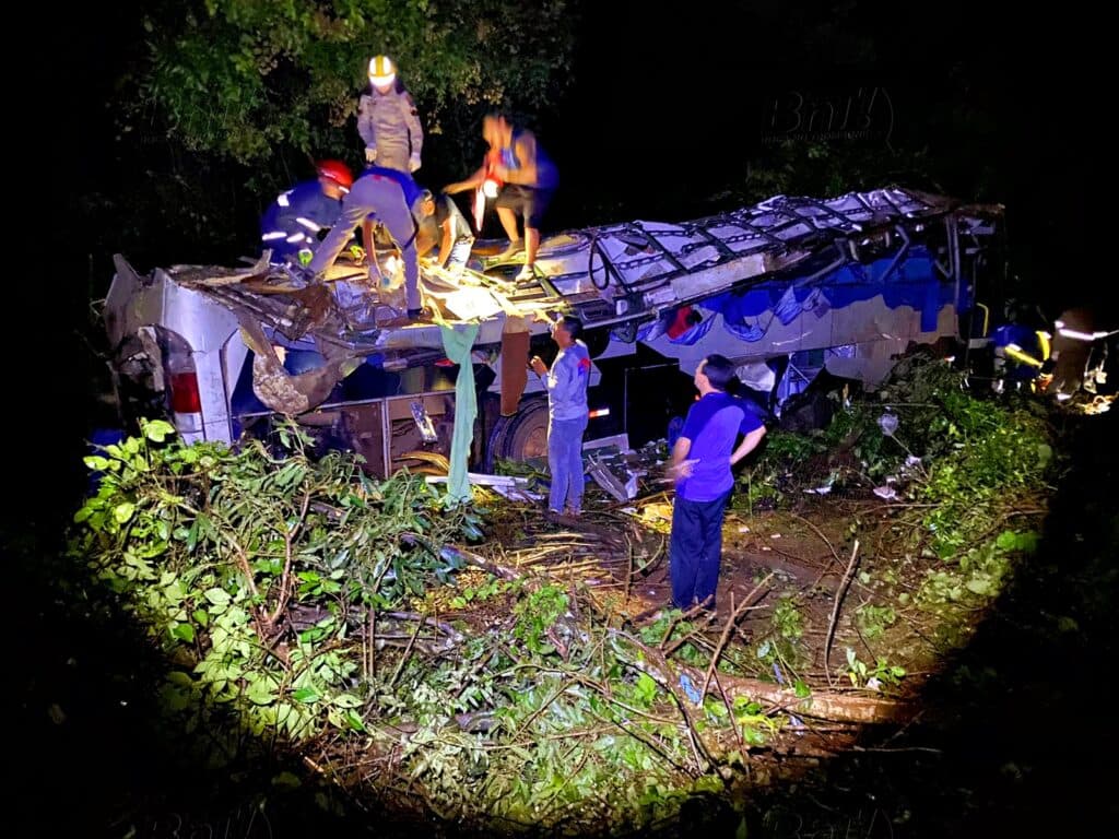 Acidente com ônibus deixa 10 mortos e 21 feridos no Paraná