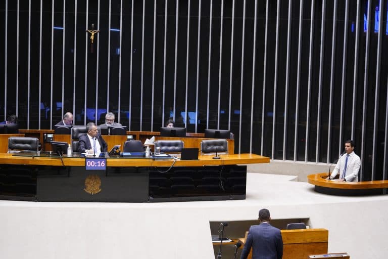 Deputados discursam a favor e contra a PEC da Transição