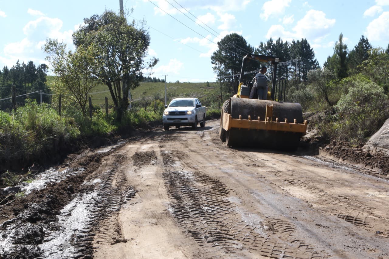 Prefeitura de PG retoma obras nas estradas rurais após longo período de chuvas