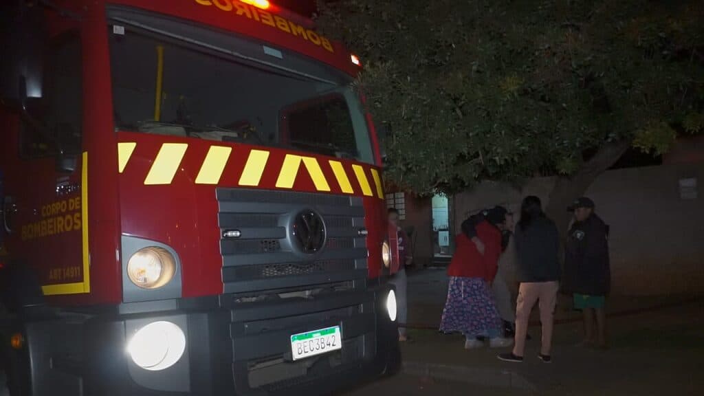 Incêndio destrói casa e moradores deixam local às pressas em PG