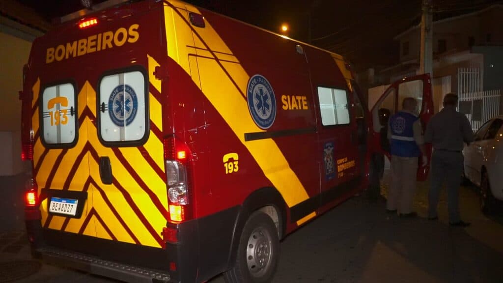 Motociclista leva fechada e colide com veículo