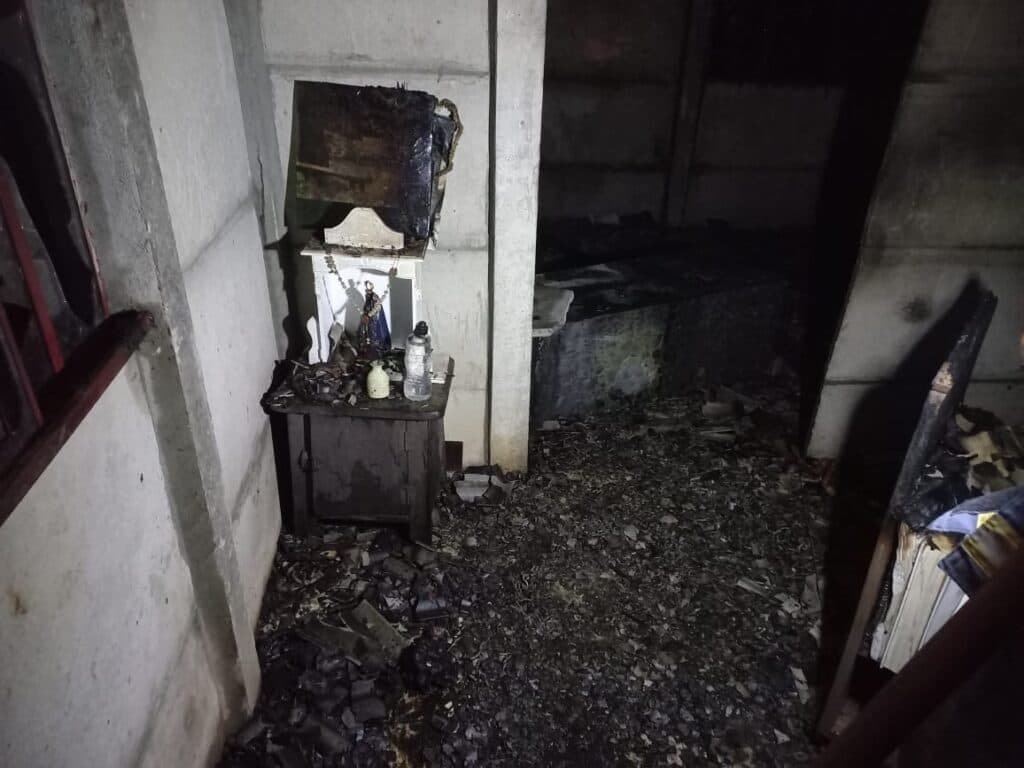 Casa pega fogo e apenas imagem de Nossa Senhora fica intacta em PG