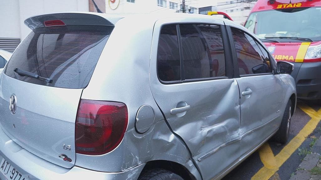 Ultrapassagem no sinal amarelo causa colisão no centro