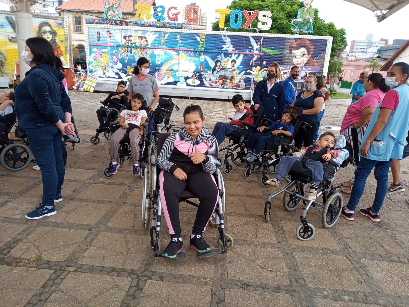Crianças com deficiência participam de atividade recreativa em parque de diversão de PG