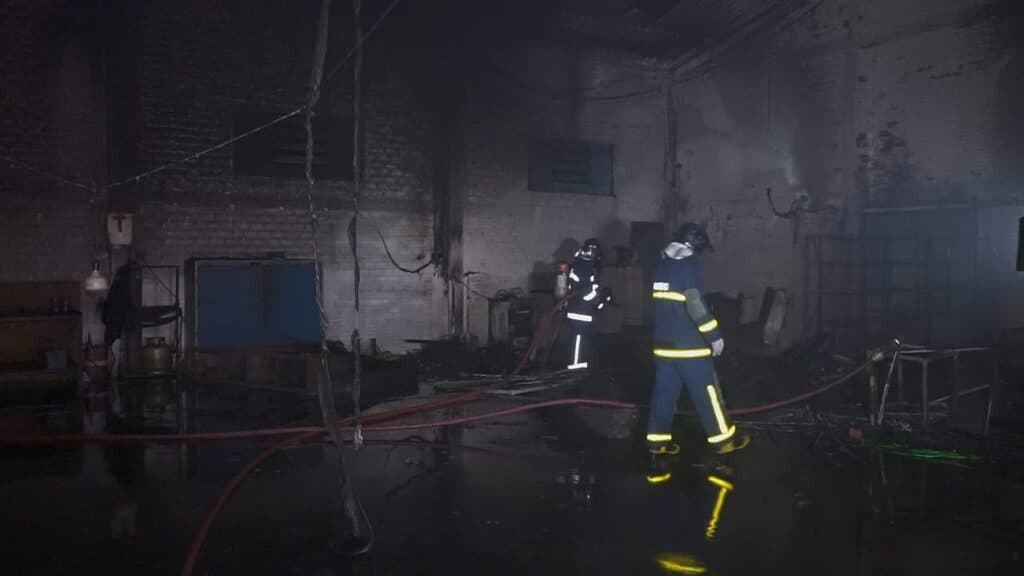 Incêndio em mecânica atinge também uma tapeçaria em PG