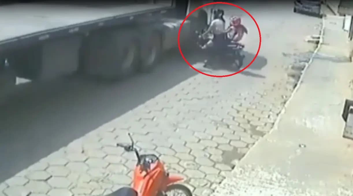 Vídeo mostra momento em que caminhão quase passa por cima de mãe e filha