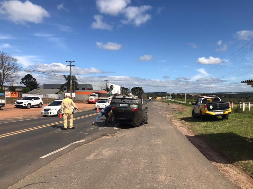 Colisão na PR-151 provoca capotamento em PG