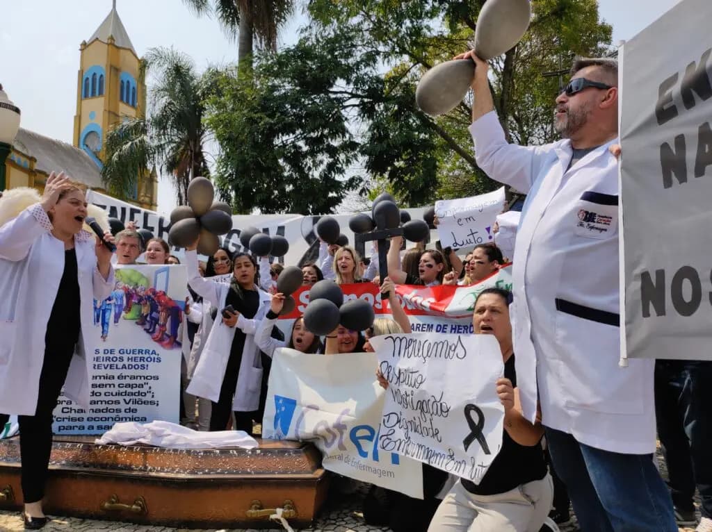 Profissionais da enfermagem protestam pela aprovação do piso nacional