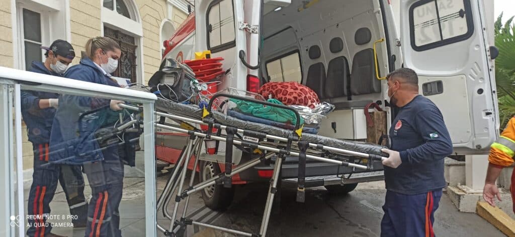 Grávida dá à luz gêmeos prematuros dentro de ambulância na Souza Naves