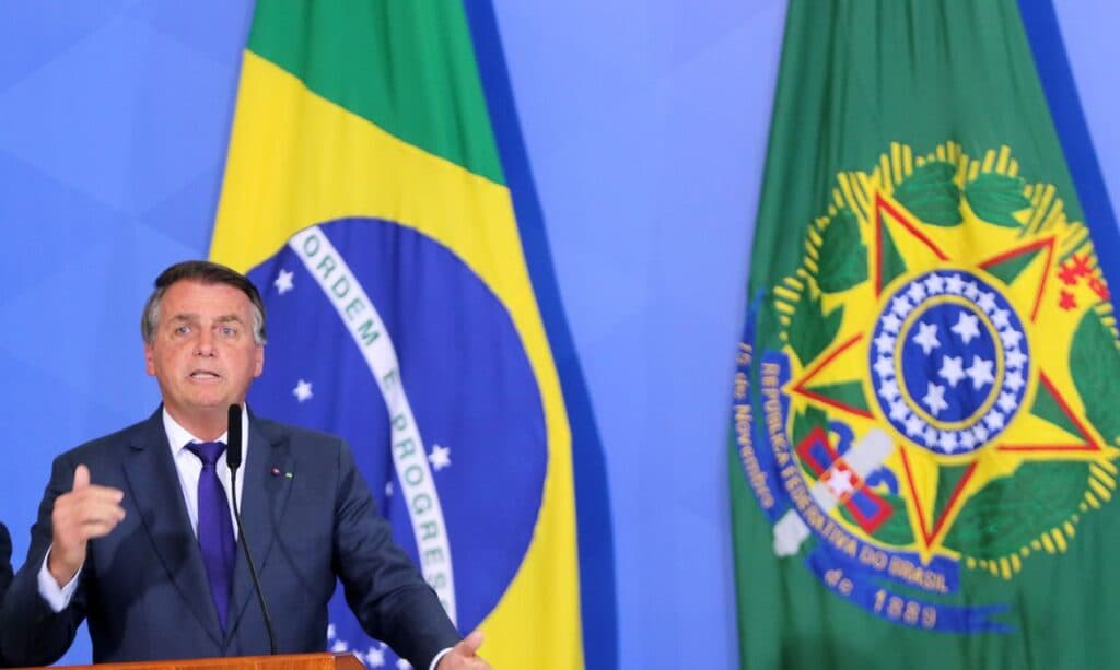Bolsonaro diz que determinará redução da bandeira tarifária na luz