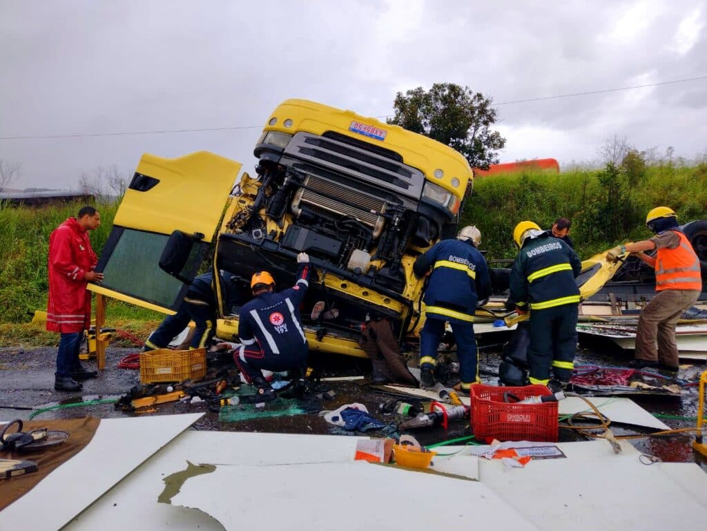 Caminhão tomba e motorista é fica preso nas ferragens no PR