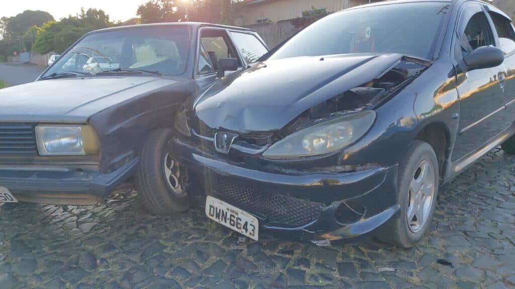 Motorista com sinais de embriagues provoca acidente e acaba detido