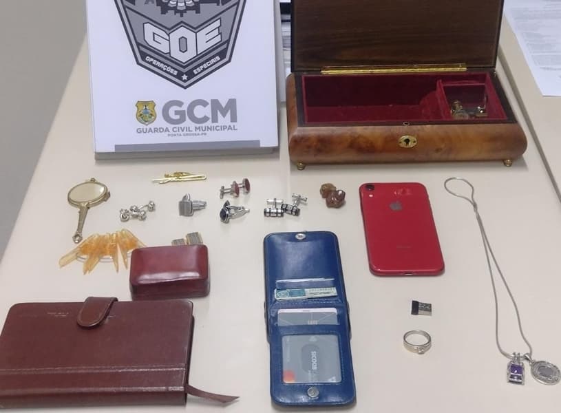 Autor de furtos tenta se esconder em sacos de lixo mas acaba pego