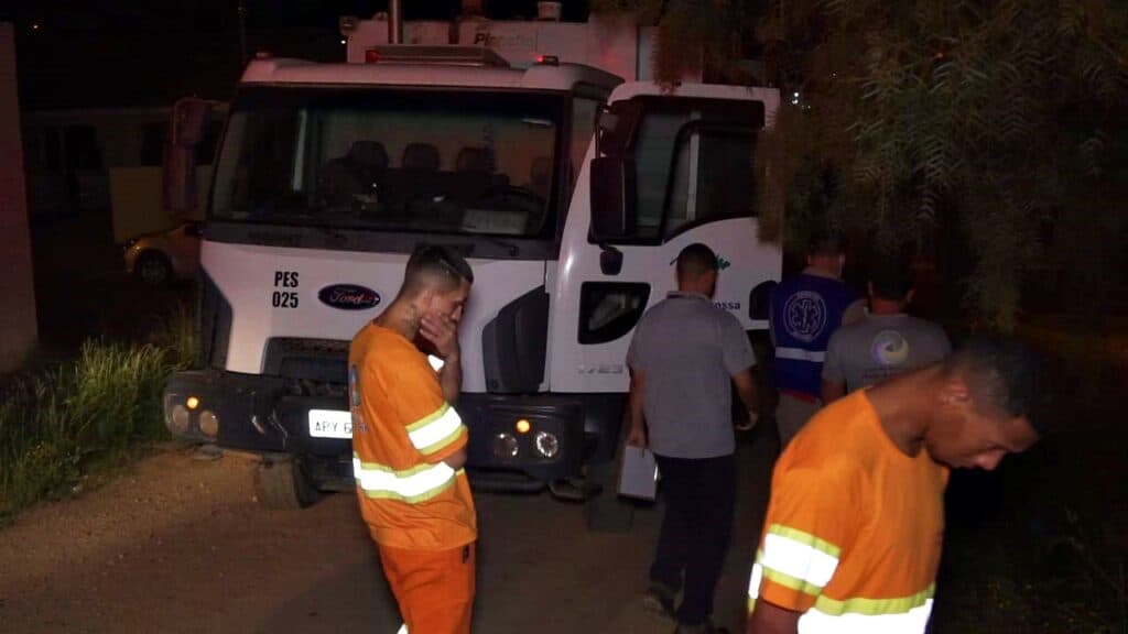 Morre em hospital homem atropelado por caminhão do lixo em PG