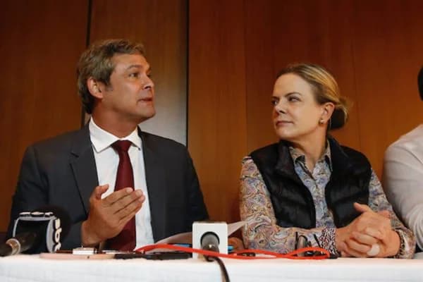 Petistas Gleisi Hoffmann e Lindbergh Farias são hostilizados no DF