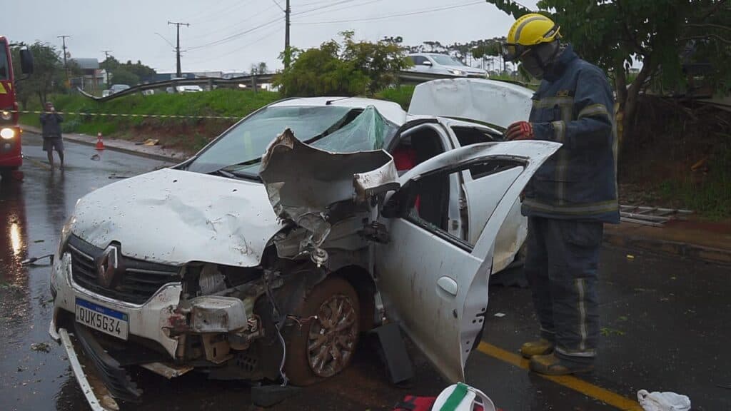 Carro fica destruído após capotar e deixa vítima no Jardim Carvalho