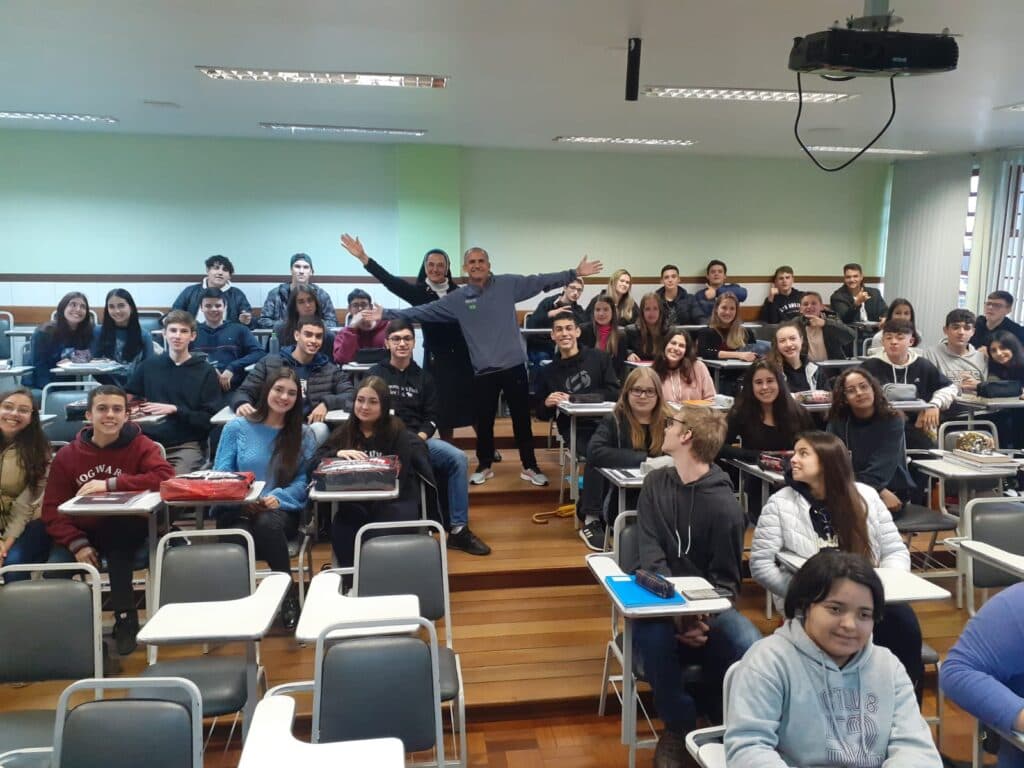 Medalhista olímpico troca experiência com alunos do Colégio Sagrada Família