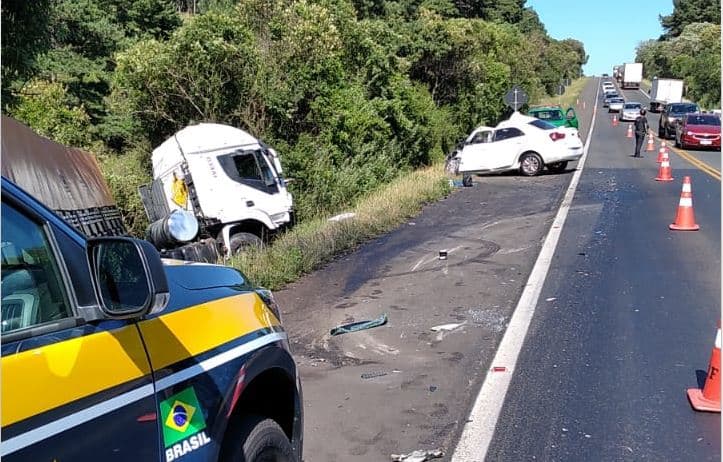 Quatro pessoas morrem em colisão entre carro e caminhão na BR 277