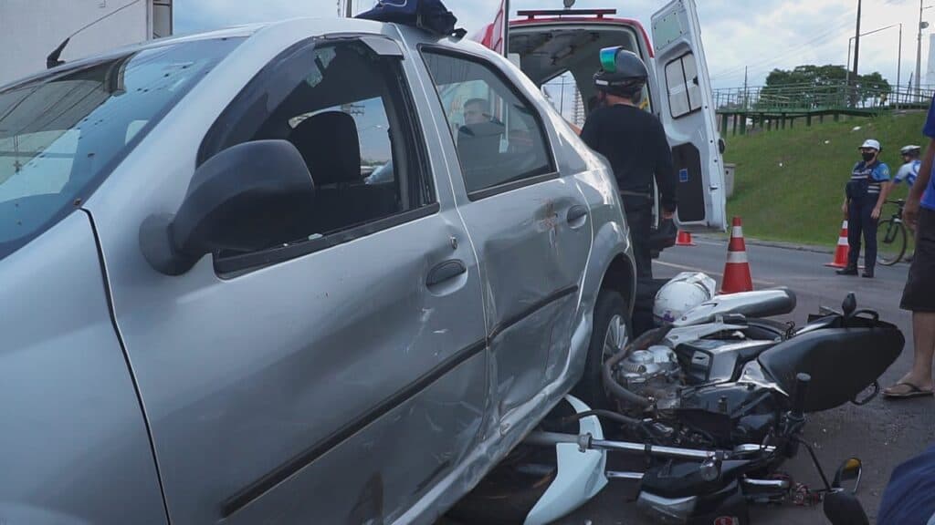 Colisão entre carro e moto deixa jovem gravemente ferido em PG