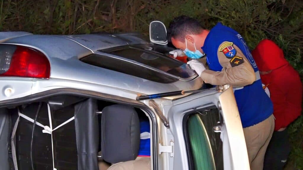 Motorista dorme no volante e capota carro próximo ao Rio Tibagi de PG