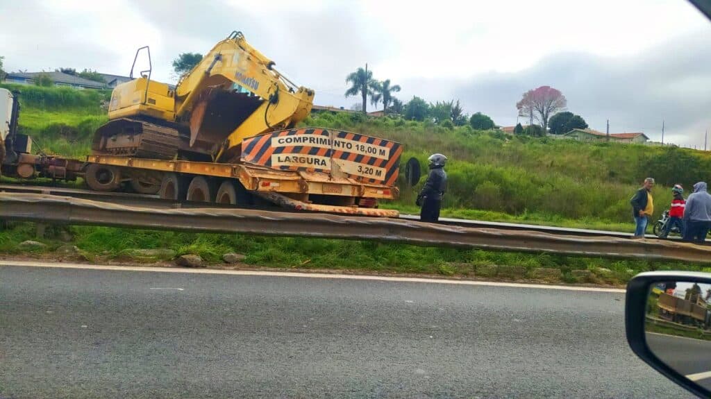 Acidente envolvendo caminhão com draga escavadeira interdita BR-376 em Ponta Grossa