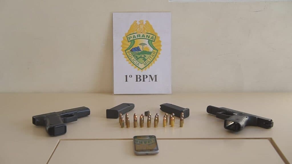 Homens são detidos após PM vasculhar carro e encontrar pistola de 9mm em PG