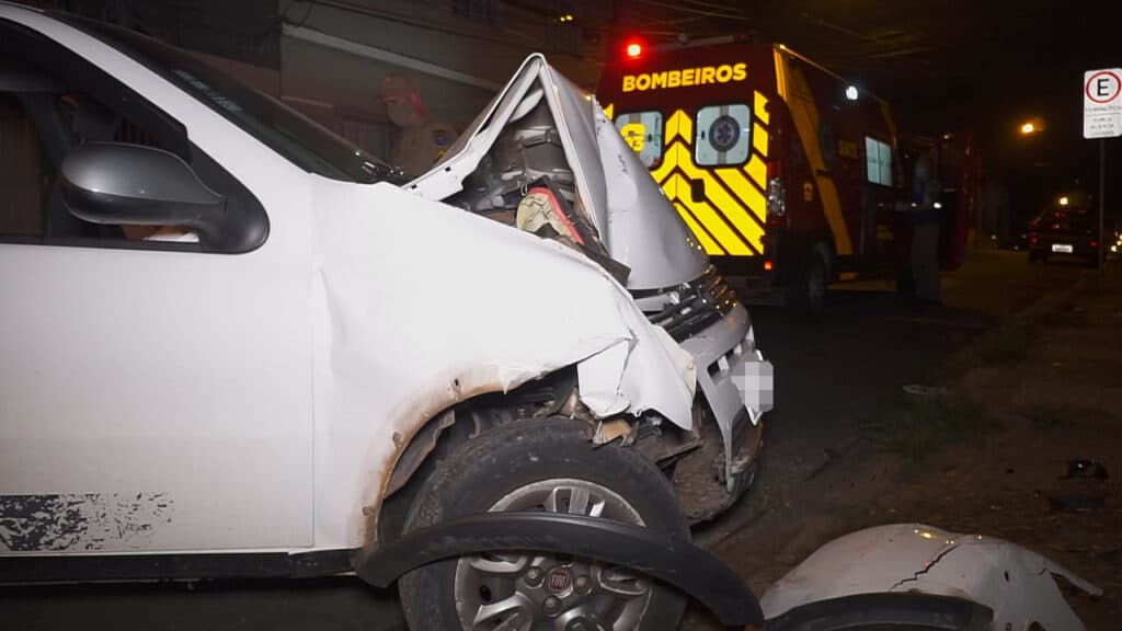 Motorista embriagada bate o carro em portão de residência