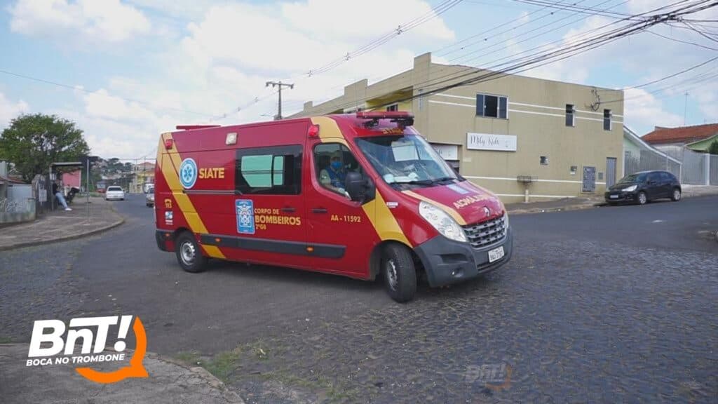 Motociclista colide em veículo; câmeras de segurança registram o acidente