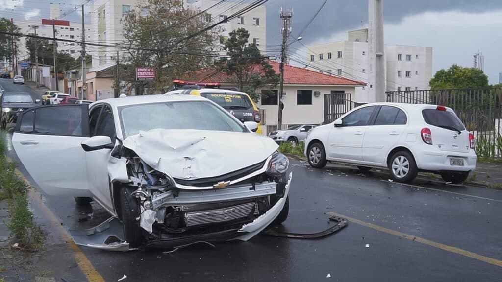 Duas mulheres são encaminhadas ao hospital após colisão em PG