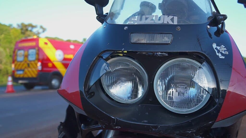 Motociclista força ultrapassagem e sofre acidente em frente à Heineken