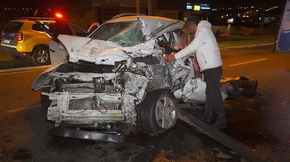 Motorista fica encarcerado após forte colisão contra caminhão em PG