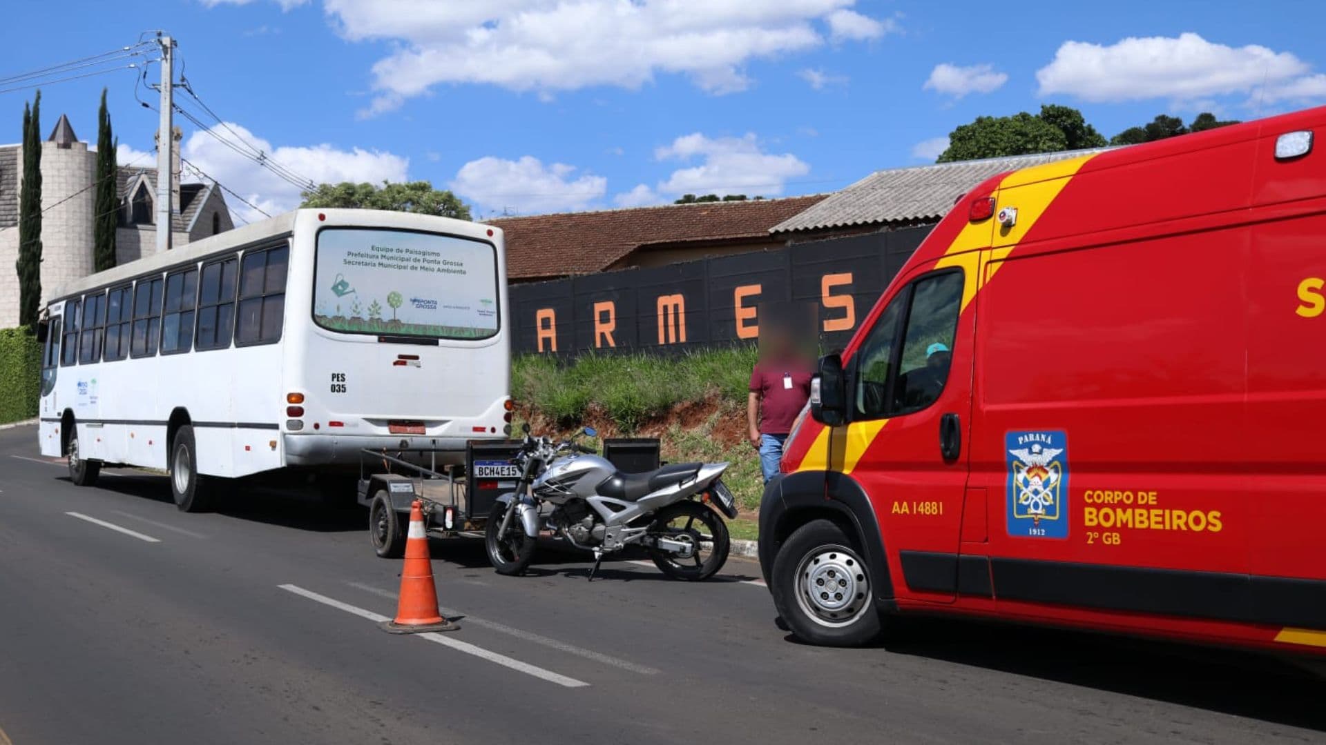 Motociclista colide em ‘carretinha’ de ônibus e acaba ferido em PG