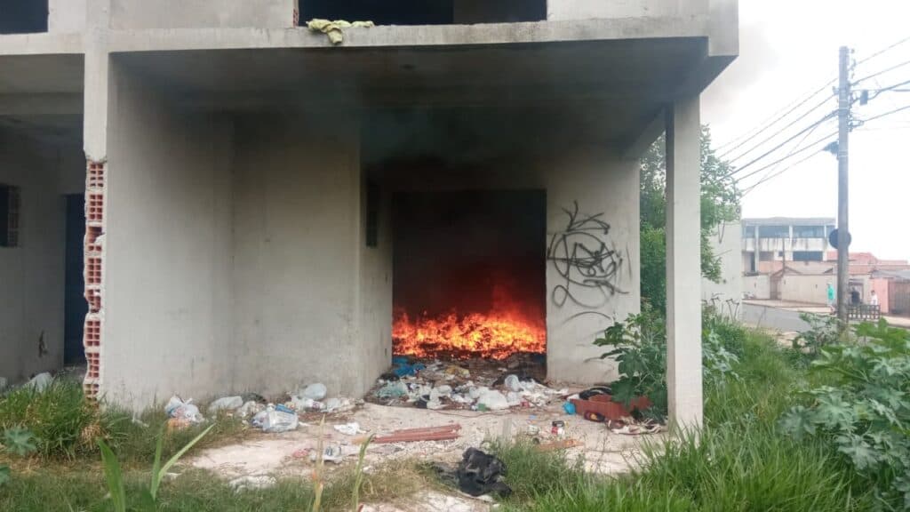 Usuários de drogas colocam fogo em sobrado em construção no Rio Verde