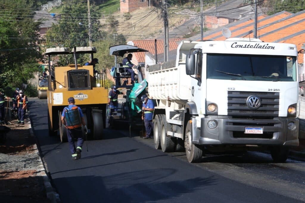 Prefeitura de PG entrega mais trechos de asfalto em dois bairros