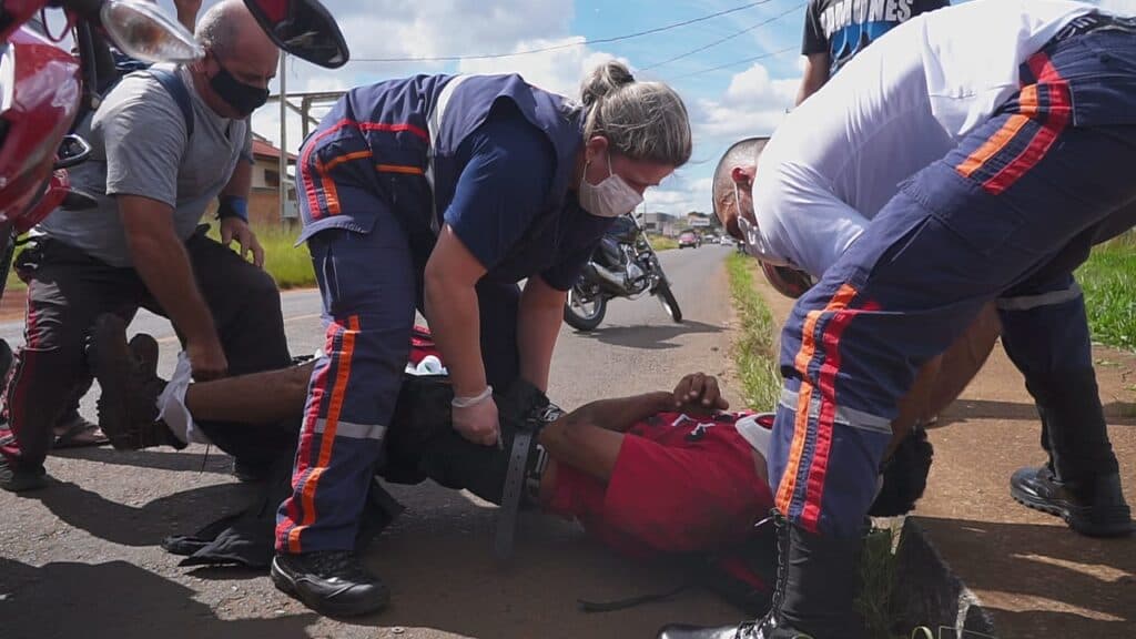 Piloto de moto sofre ferimentos após bater em carro no Cara-Cará