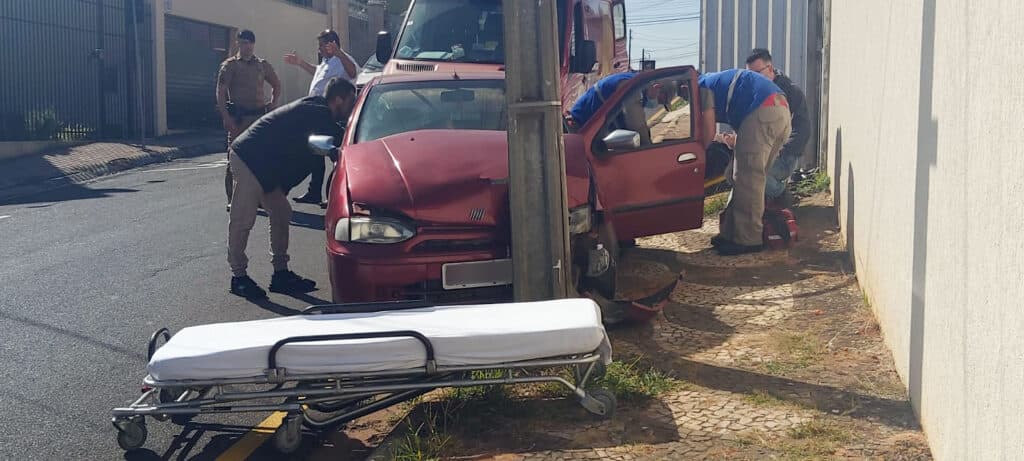 Carro com dois idosos bate em poste após problema mecânico