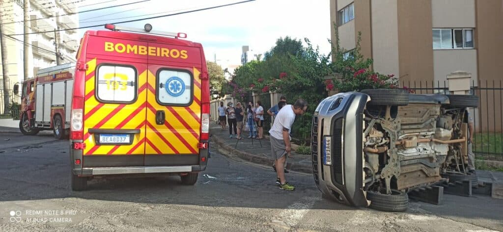 Acidente acaba em capotamento na Vila Estrela em Ponta Grossa