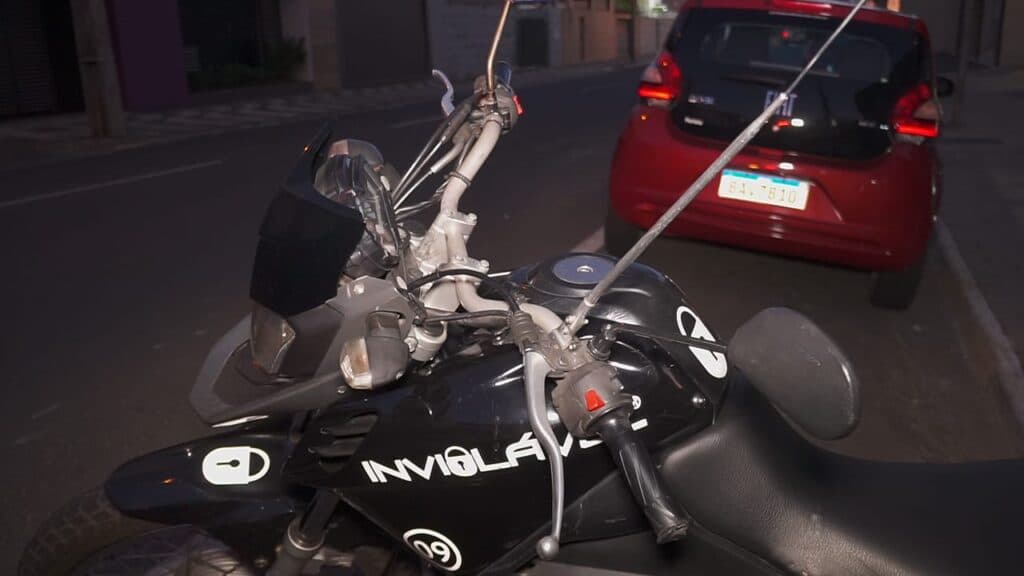 Motociclista colide com traseira de carro no Centro de PG