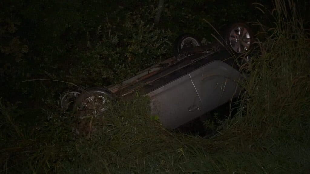 Carro sai da pista e capota em rodovia de PG