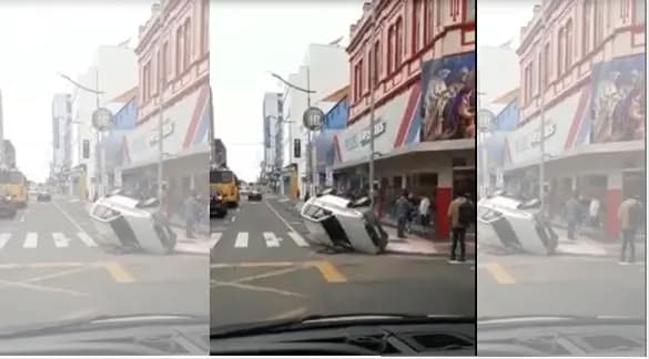 Carro capota após acidente no Centro de PG